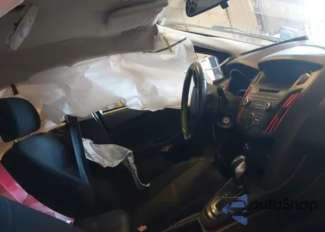 2016 Ford Focus Se z USA, uszkodzony, nr VIN 1FADP3F28GL244646